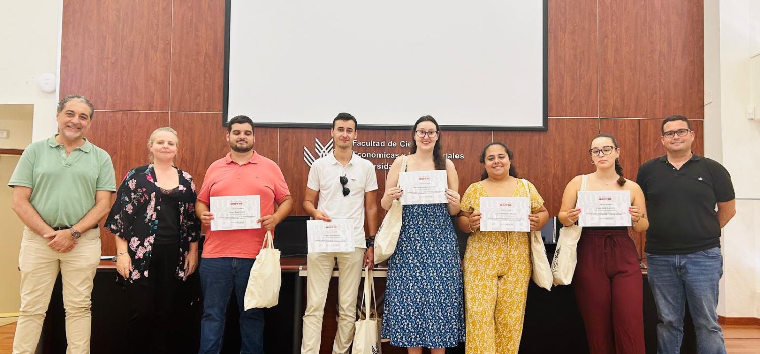 Entrega de premios al equipo ganador del juego de empresas Bugamap