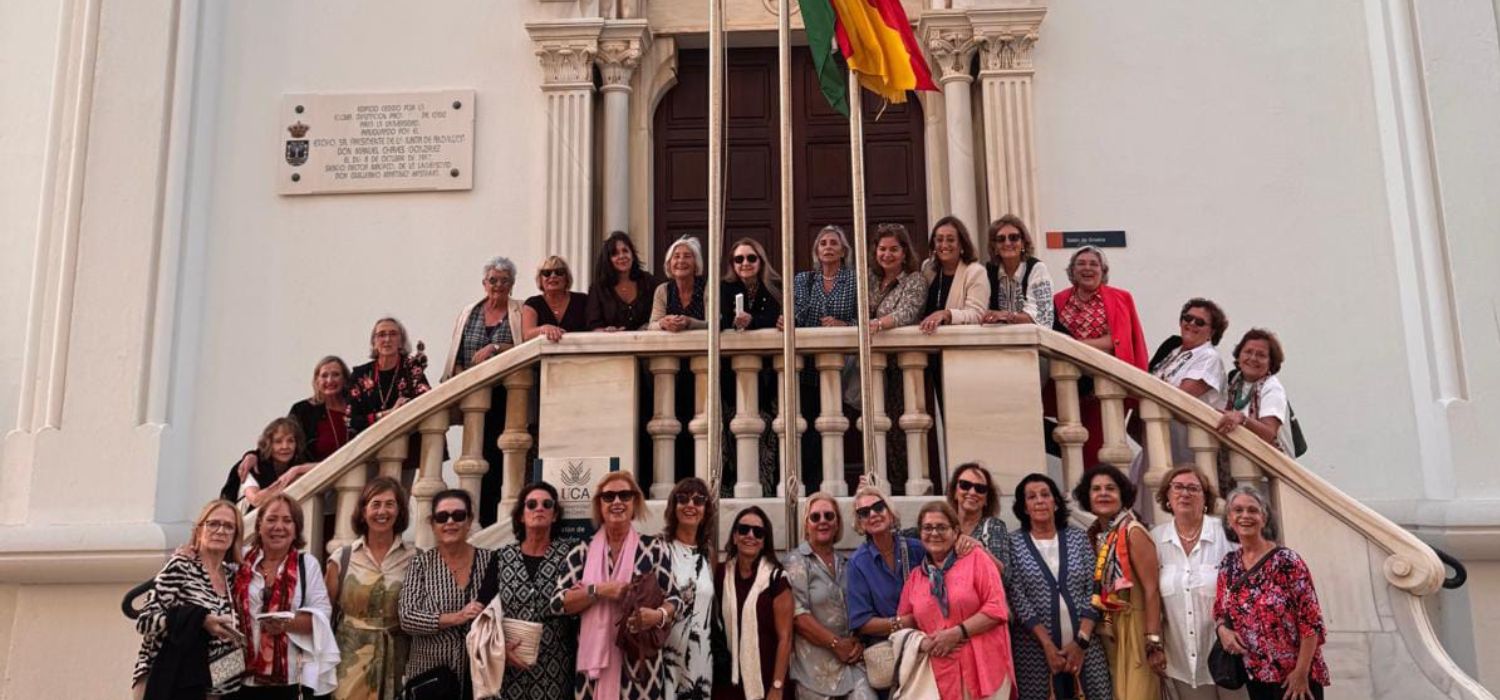 La Facultad de Ciencias Económicas y Empresariales recibe la visita de la promoción 1975/1978 de enfermeras de la escuela Salus Infirmorum.